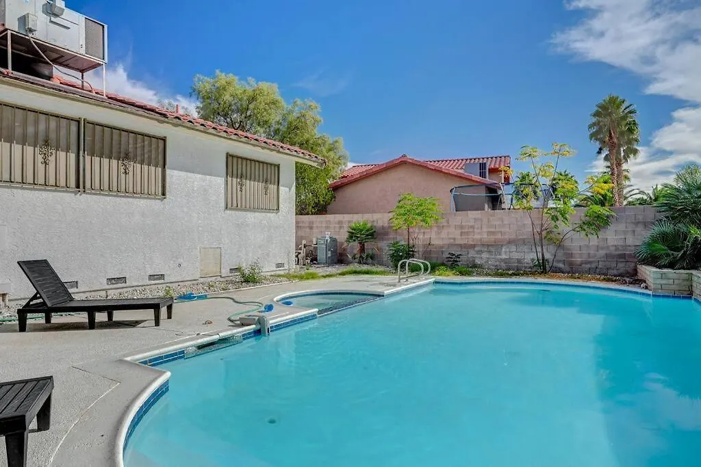 New Poolside Paradise In Vegas With Bbq And Games Las Vegas Holiday home