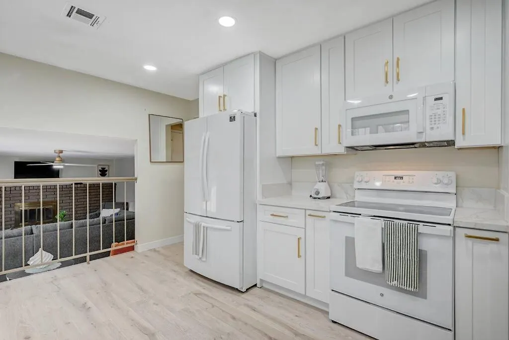 New Poolside Paradise In Vegas With Bbq And Games Las Vegas Holiday home